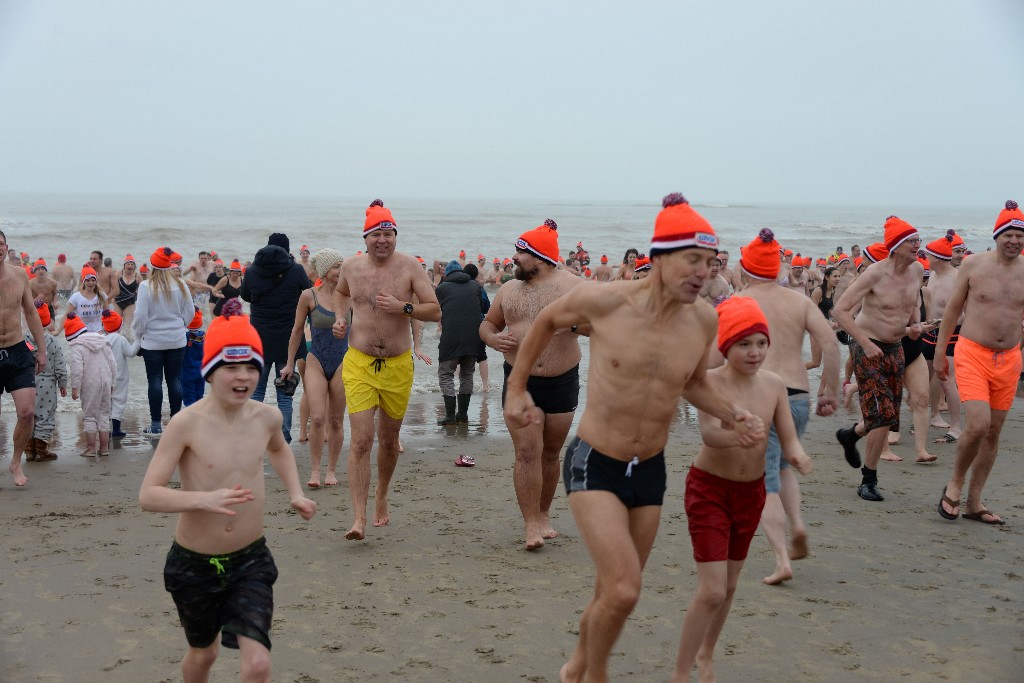 ../Images/Nieuwjaarsduik Noordwijk 2020 083.jpg